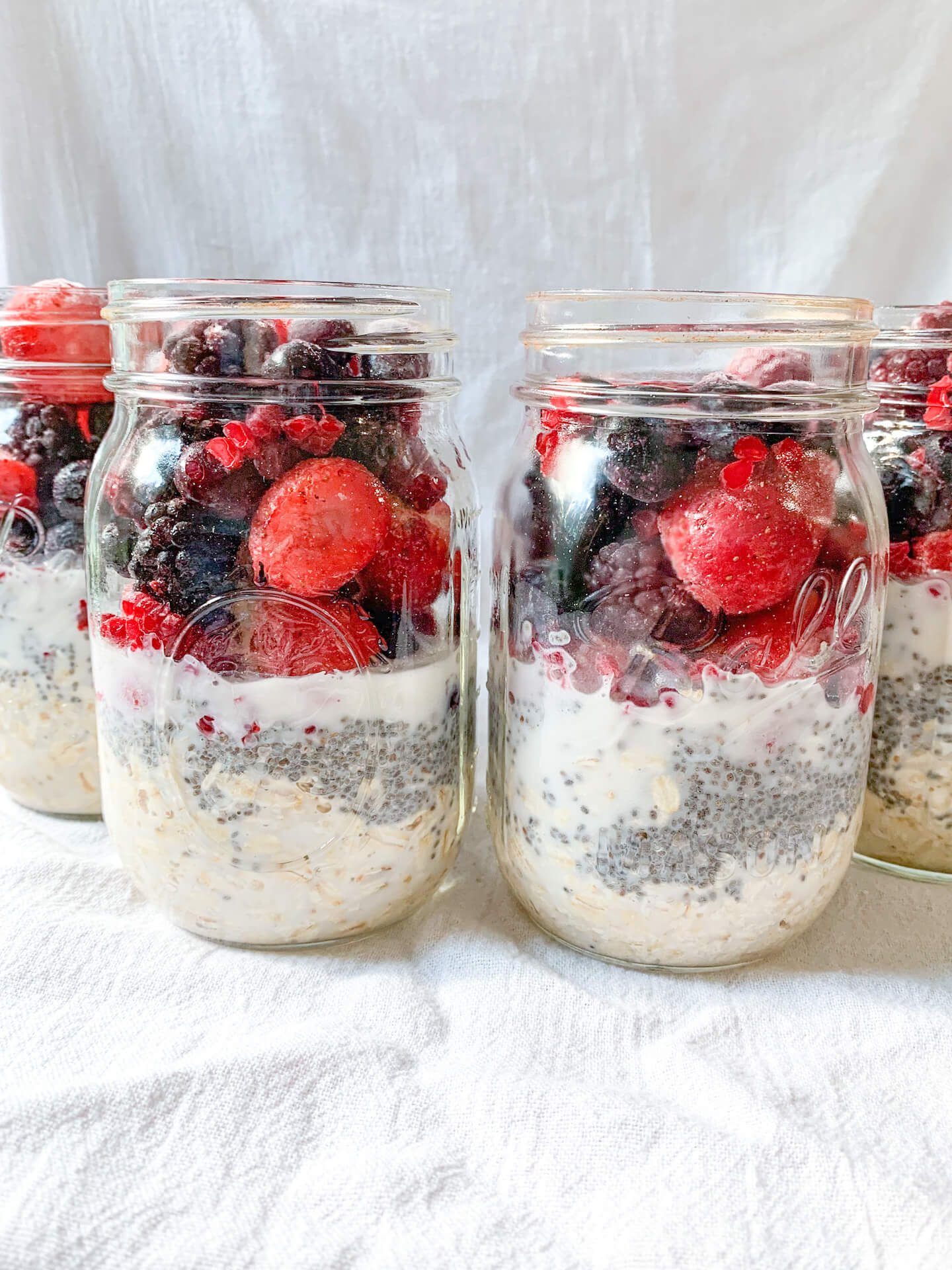 https://www.ellejayathome.com/wp-content/uploads/2020/09/berry-chia-overnight-oats-4.jpg